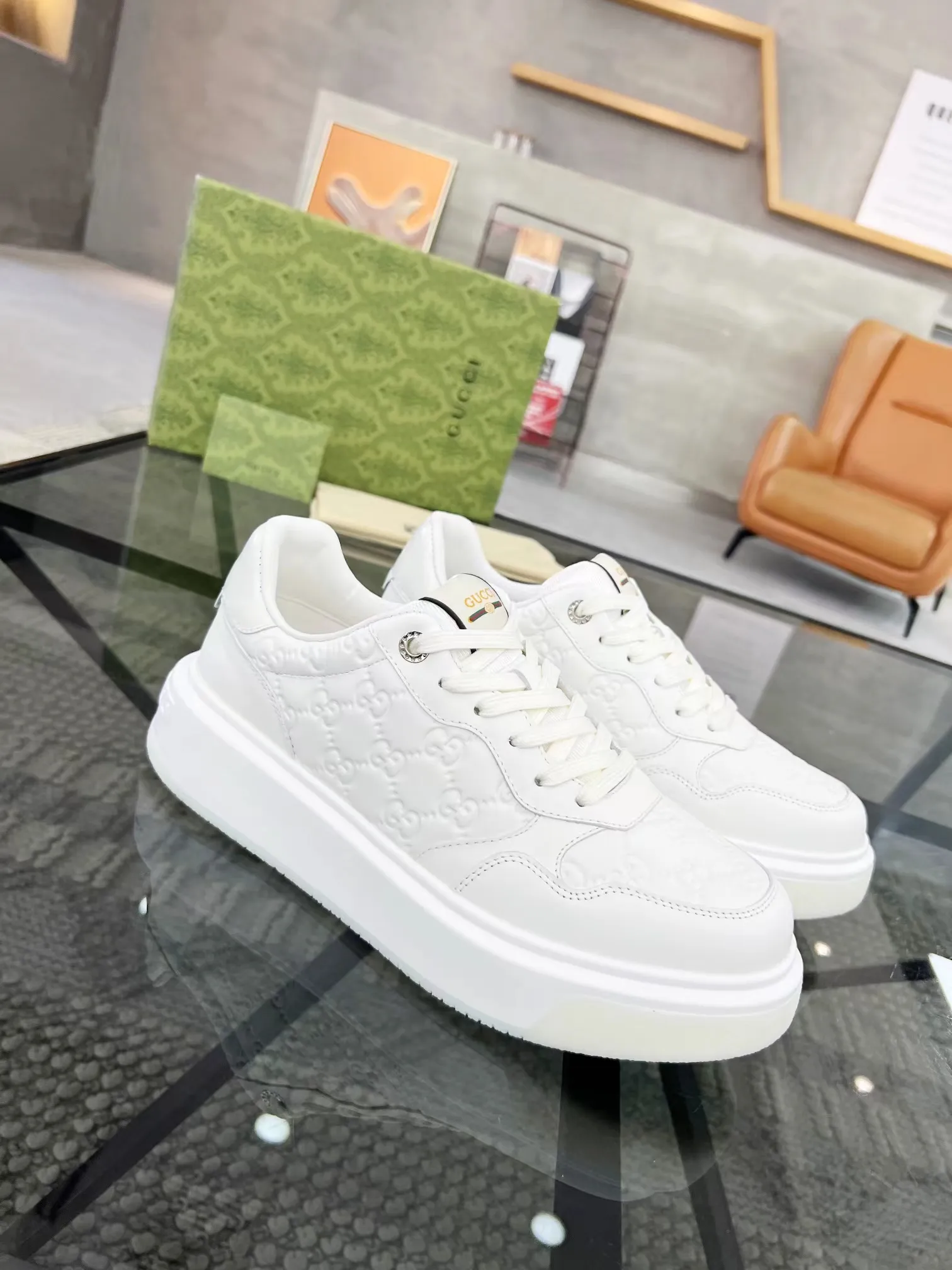 P440 new men's shoes GUCCI [Lightning] latest shoes are shipped. Original quality, fashionable, made of special materials, sheepskin lining, brand new packaging. The foot feels super comfortable and the workmanship is impeccable. Size: Male 38-45.